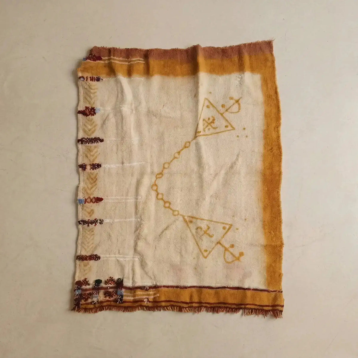 ADGHAR “Tazrzit” – Pièce Décorative Murale, Fait Main par Fatima dans l’Atlas RUGATLAS