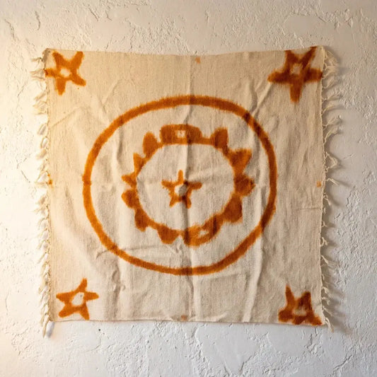 Tenture murale écrue avec motifs orange soleil et étoiles, décor bohème rustique