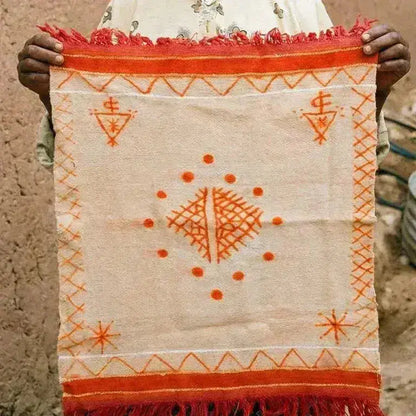 Mini ADGHAR “Tazrzit” – Fait main par Fatima dans l’Atlas, pièce unique en laine naturelle. RUGATLAS