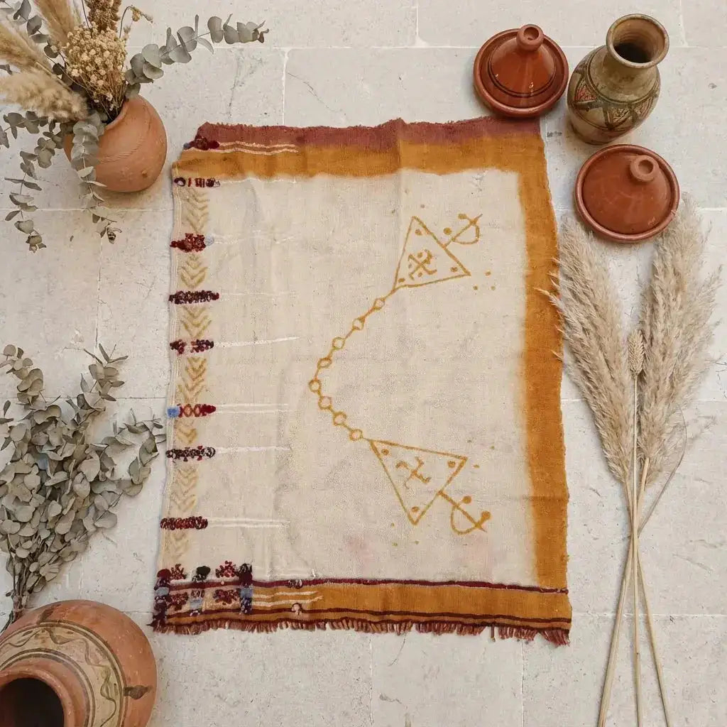 Tapis Mural Berbère "Tazrzit" – Décoration Artisanale Amazigh Fait Main | Rugatlas RUGATLAS