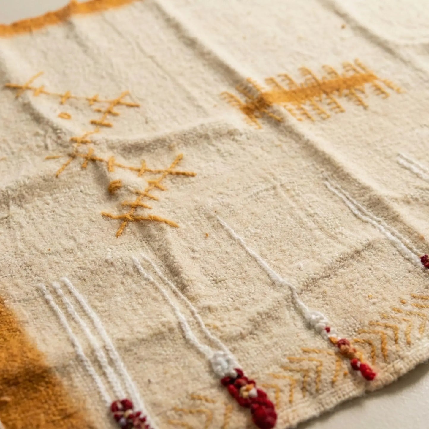 ADGHAR “Tazrzit” – Pièce Décorative Murale, Fait Main par Fatima dans l’Atlas RUGATLAS