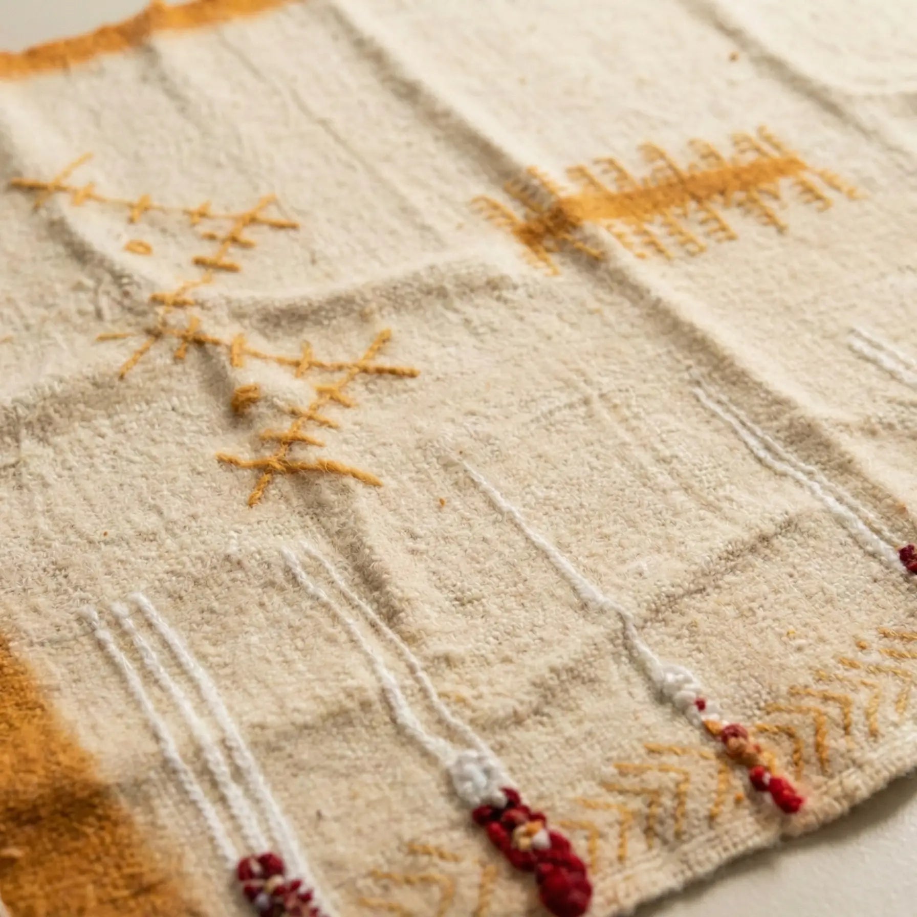 ADGHAR “Tazrzit” – Pièce Décorative Murale, Fait Main par Fatima dans l’Atlas RUGATLAS