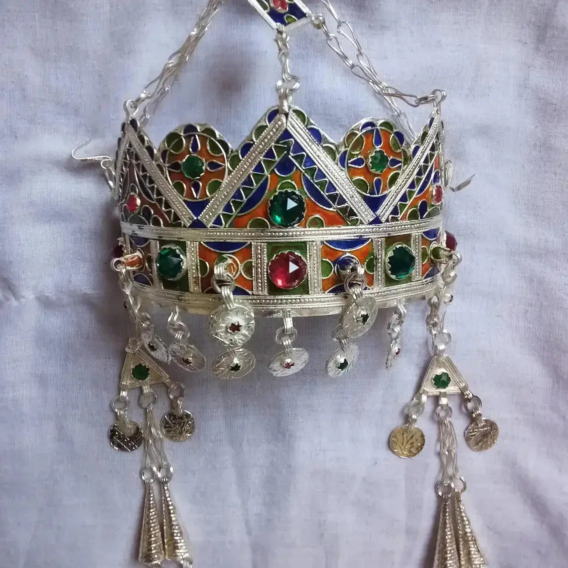 Couronne traditionnelle en métal argenté avec incrustations colorées et pendentifs décoratifs