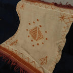 Tapis Mural Berbère "Tazrzit" – Décoration Artisanale Amazigh Fait Main | Rugatlas RUGATLAS