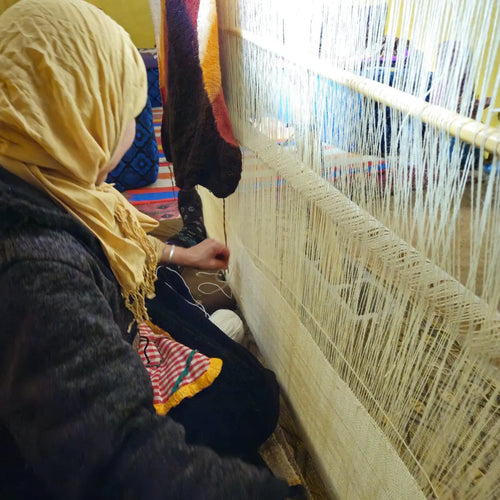 Détail du tissage à la main du châle Adghar en laine brute