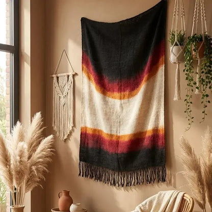 Décoration murale bohème avec tapis coloré, macramé, plantes suspendues et vase en argile