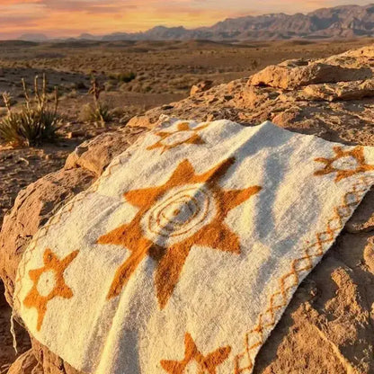 Mini ADGHAR “Tafukt” – Soleil du Haut Atlas – Fait main par Fatima, pièce unique en laine naturelle. RUGATLAS